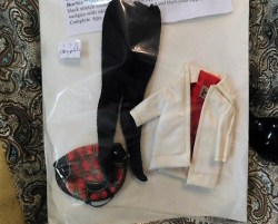 975 BARBIE DOLL WINTER HOLIDAY COMPLETE T SHIRT, COAT, WEDGIES, MITTS, BAG, LEGGINGS